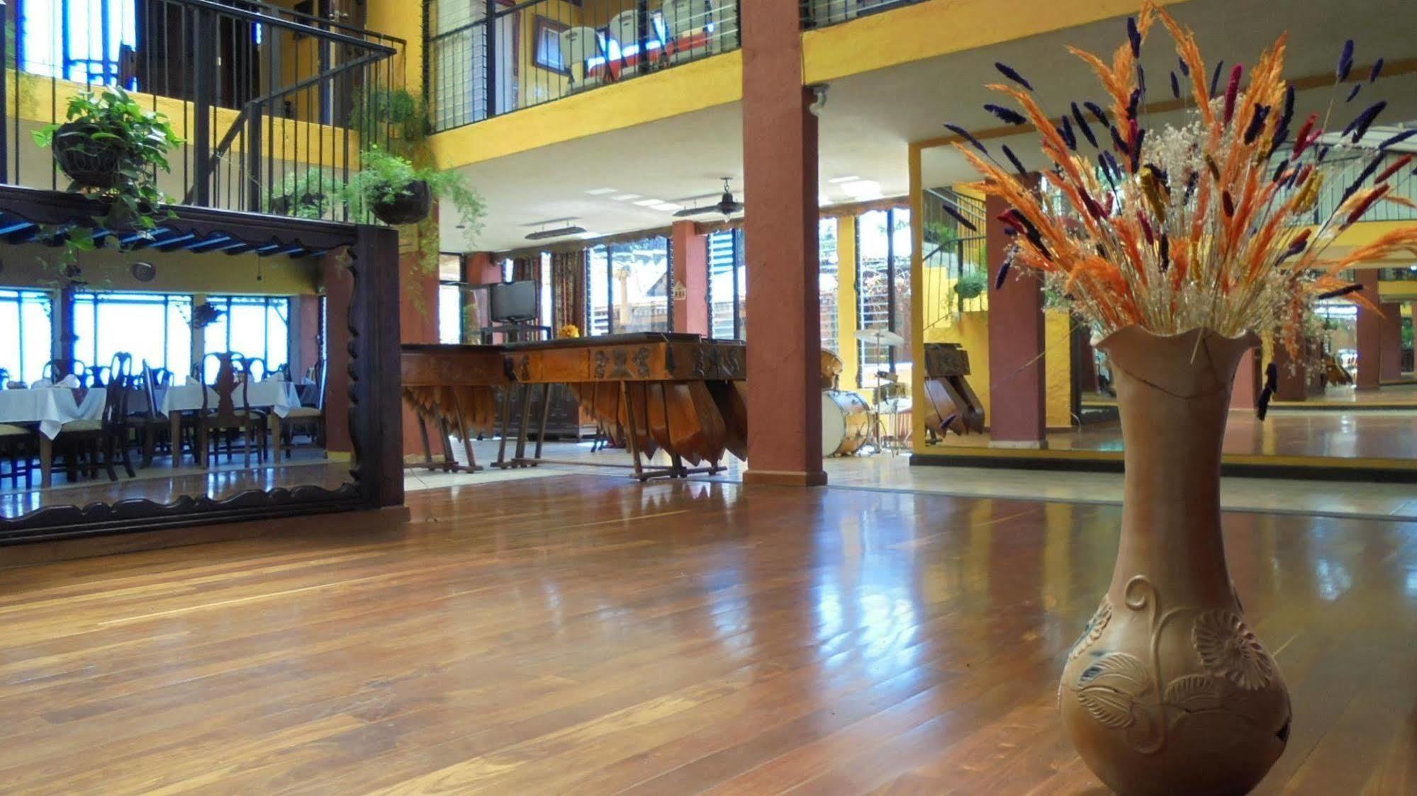 Hotel Posada De Don Rodrigo Panajachel Bagian luar foto